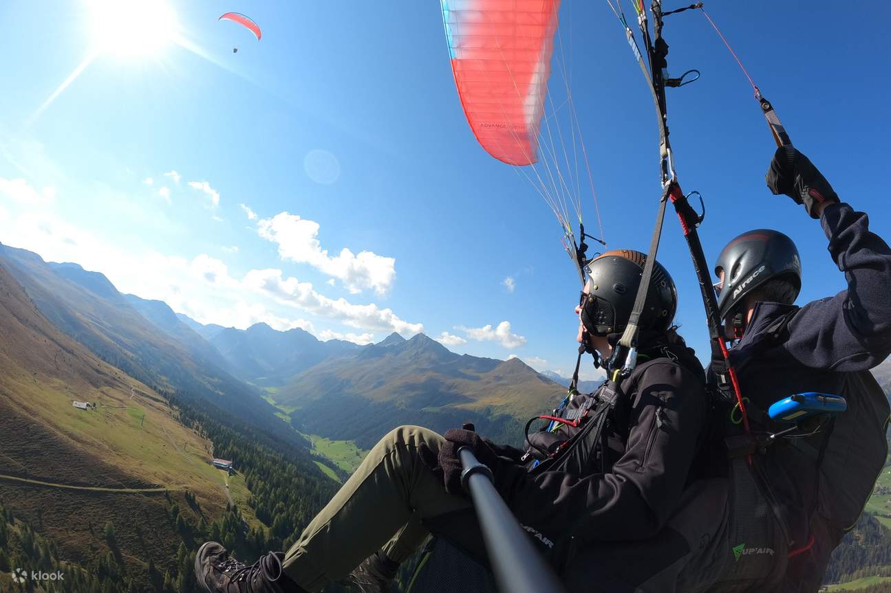 패러글라이딩을 즐기는 탑승객