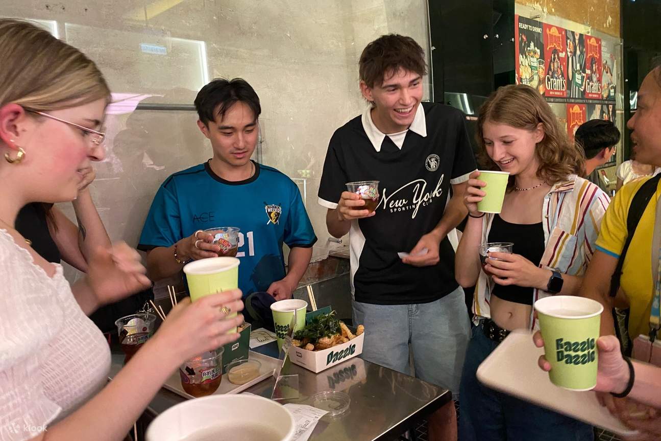 このバーは、台湾の国民的グルメである鹹酥雞（台湾風フライドチキン）とクラフトビールを完璧に融合させています。店内はトレンディでリラックスできる雰囲気で、揚げ物にはウィスキーでマリネしたものを使用するなど、ユニークな「台湾式飲み直し」という新しい体験を生み出しており、台北の若者に最も人気のあるクリエイティブなバーです。