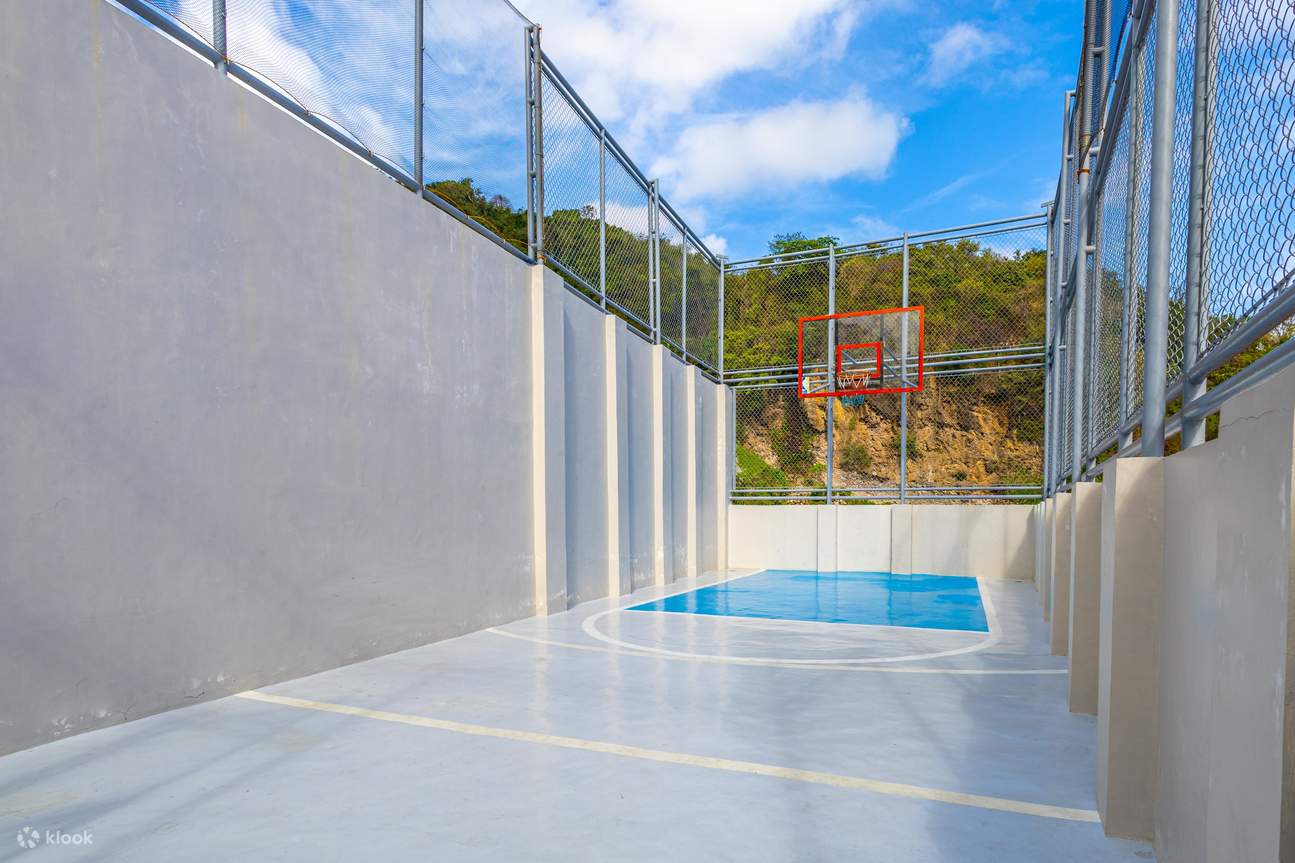 Gelanggang bola keranjang dalaman dengan lantai konkrit, gelung dan garisan