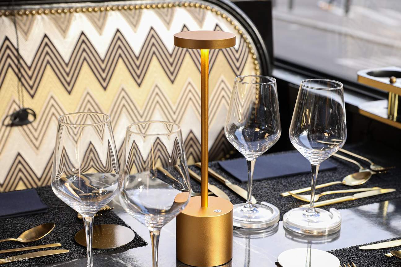 Profitez d'une table magnifiquement dressée, élégamment agencée pour une expérience culinaire mémorable.