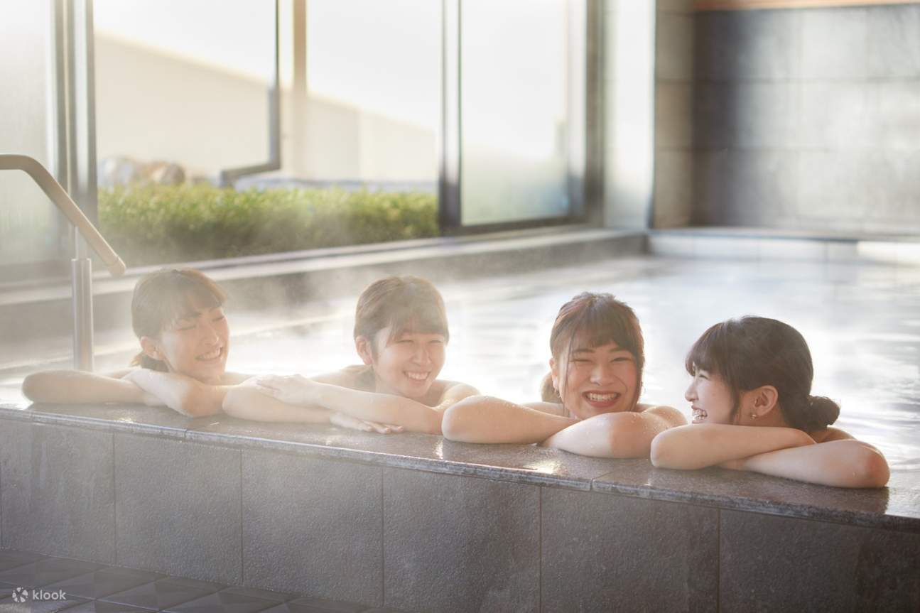 在SPA HERBS Onsen享受室内温泉的四位女性