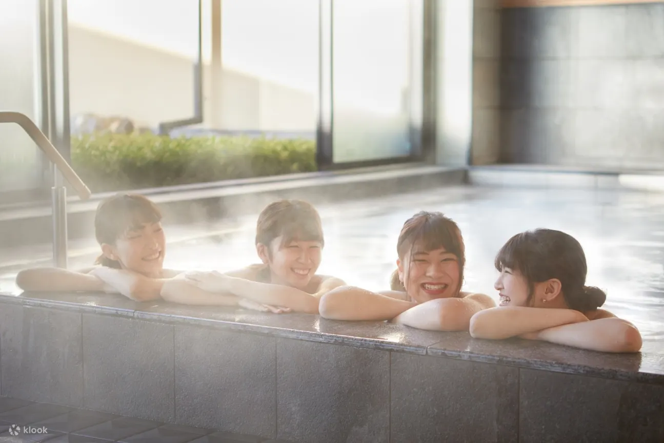 SPA HERBS Onsen室内温泉池中的四位女士