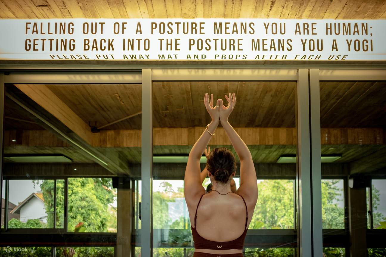 professeur de yoga au cours de yoga à Canggu