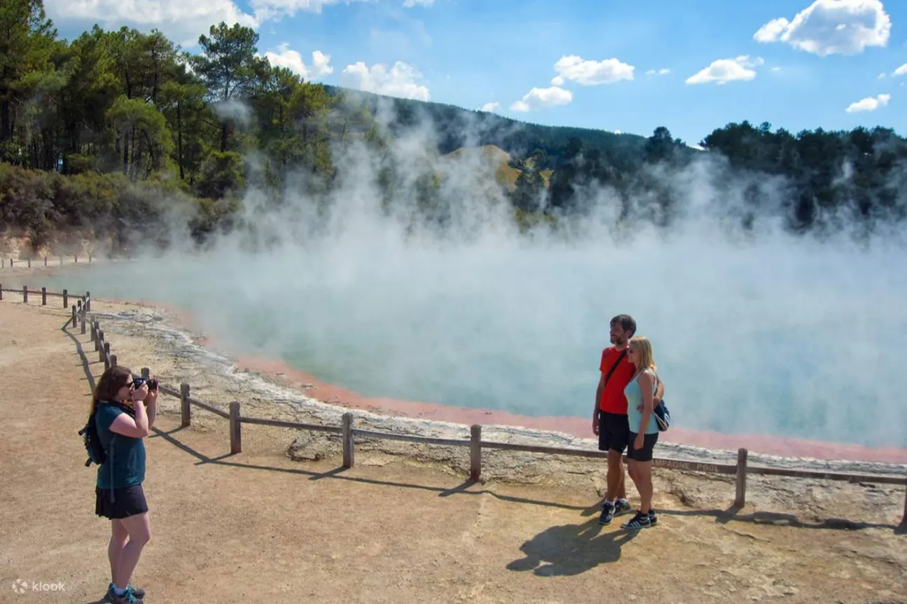 与怀奥塔普 (Wai-O-Tapu) 的游客一起惊叹于香槟池的鲜艳色彩