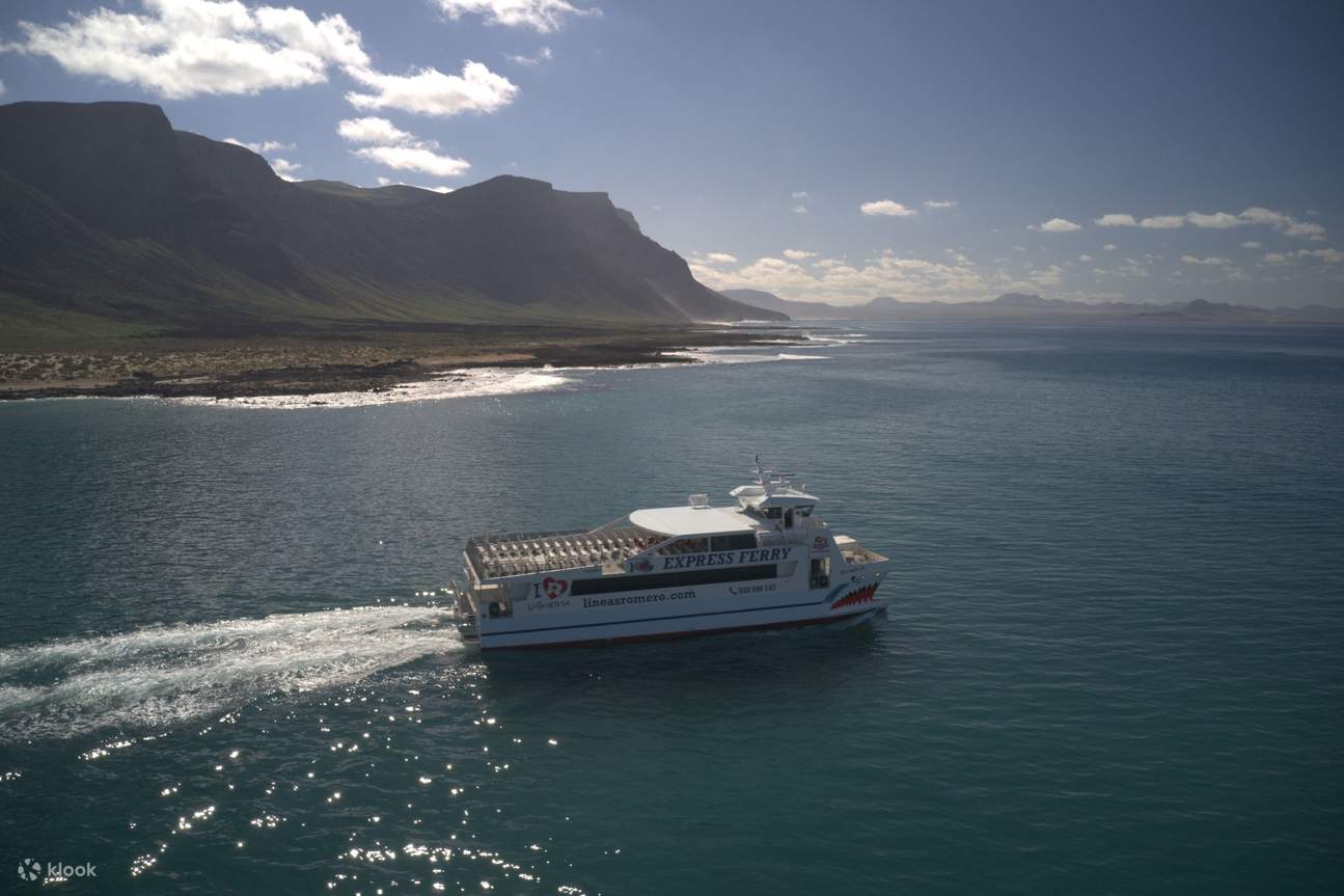 Ein Luftbild der Fähre zeigt ihre Route über türkisfarbenes Wasser und wunderschöne Küstenlinien.