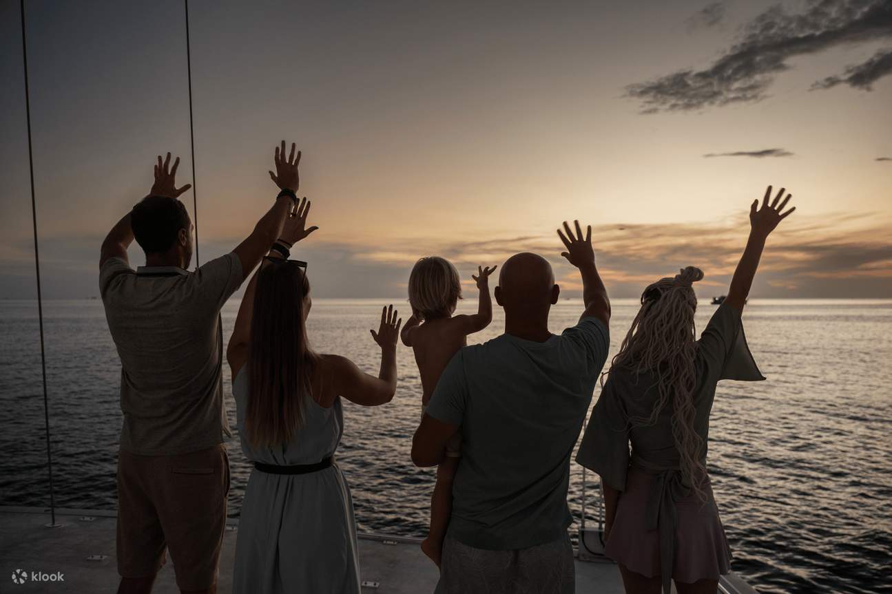 Tour in yacht di lusso al tramonto a Nha Trang con cena BBQ