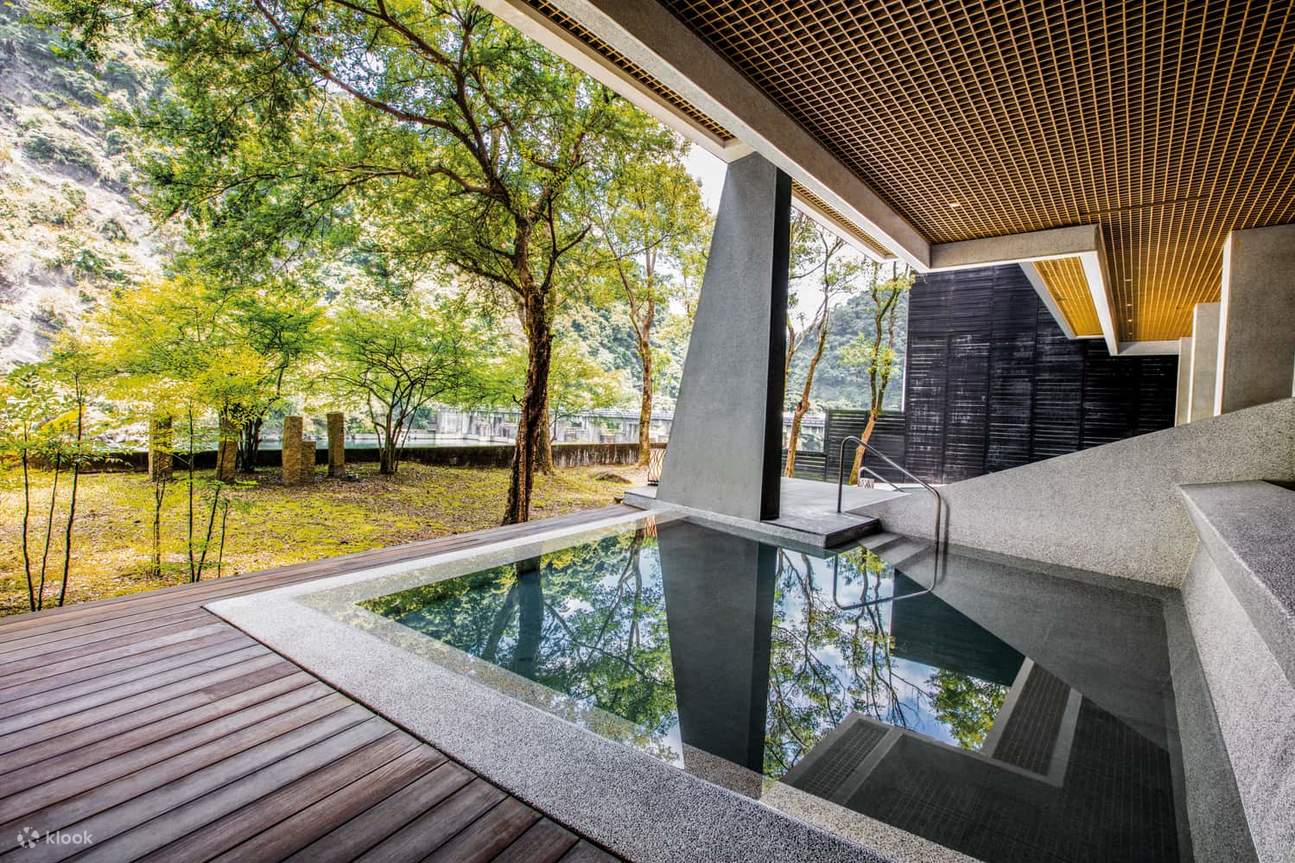 Общественная мужская горячая купель