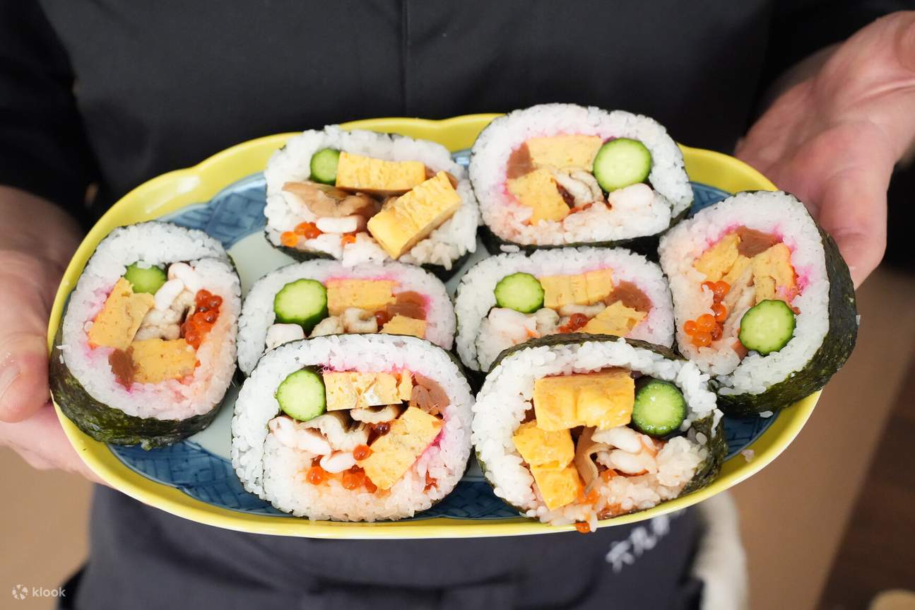 เรียนทำอาหารแบบโฮมเมด: ซูชิโรล ทามาโกะยากิ และทัวร์ตลาดในโตเกียว