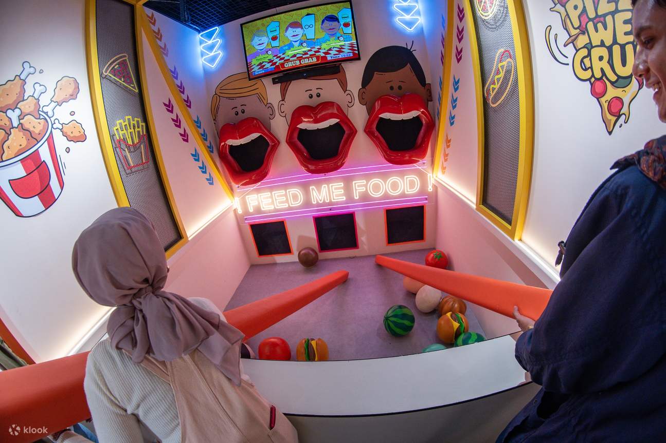 Agarra palillos gigantes y alimenta bocados deliciosos en una boca gigante.