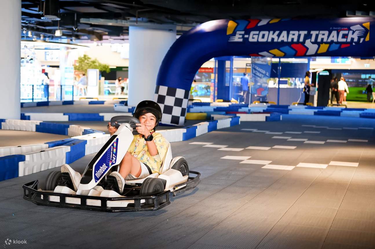 สนามแข่งรถ E-GoKart • การแข่งรถในร่มสุดมันส์ พร้อมเครื่องปรับอากาศเย็นฉ่ำ