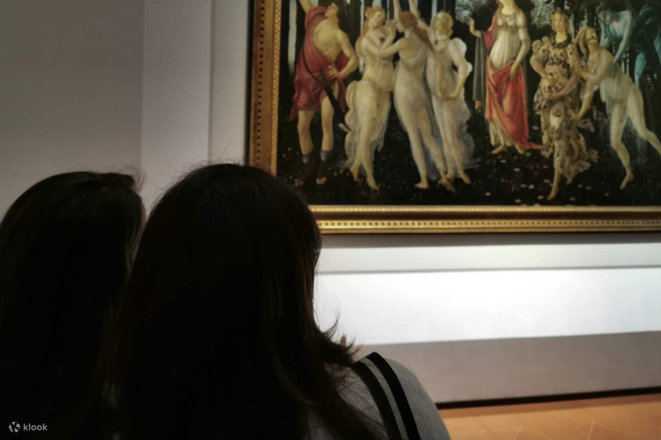 游客在佛罗伦斯历史悠久的乌菲兹美术馆欣赏永恒的杰作