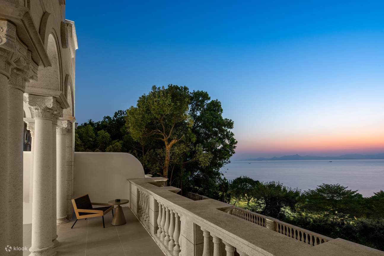 Phòng giường đôi có hồ bơi trong hang Mạnh Lai