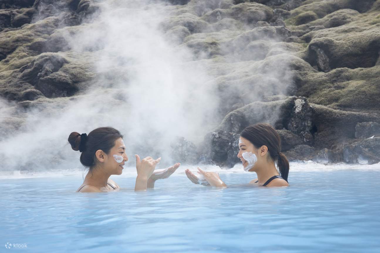 Disfrutando de una mascarilla de barro de sílice en el bar acuático de Blue Lagoon. Pura felicidad.