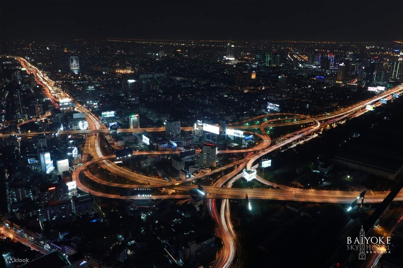 从彩虹天空酒店看曼谷的夜景