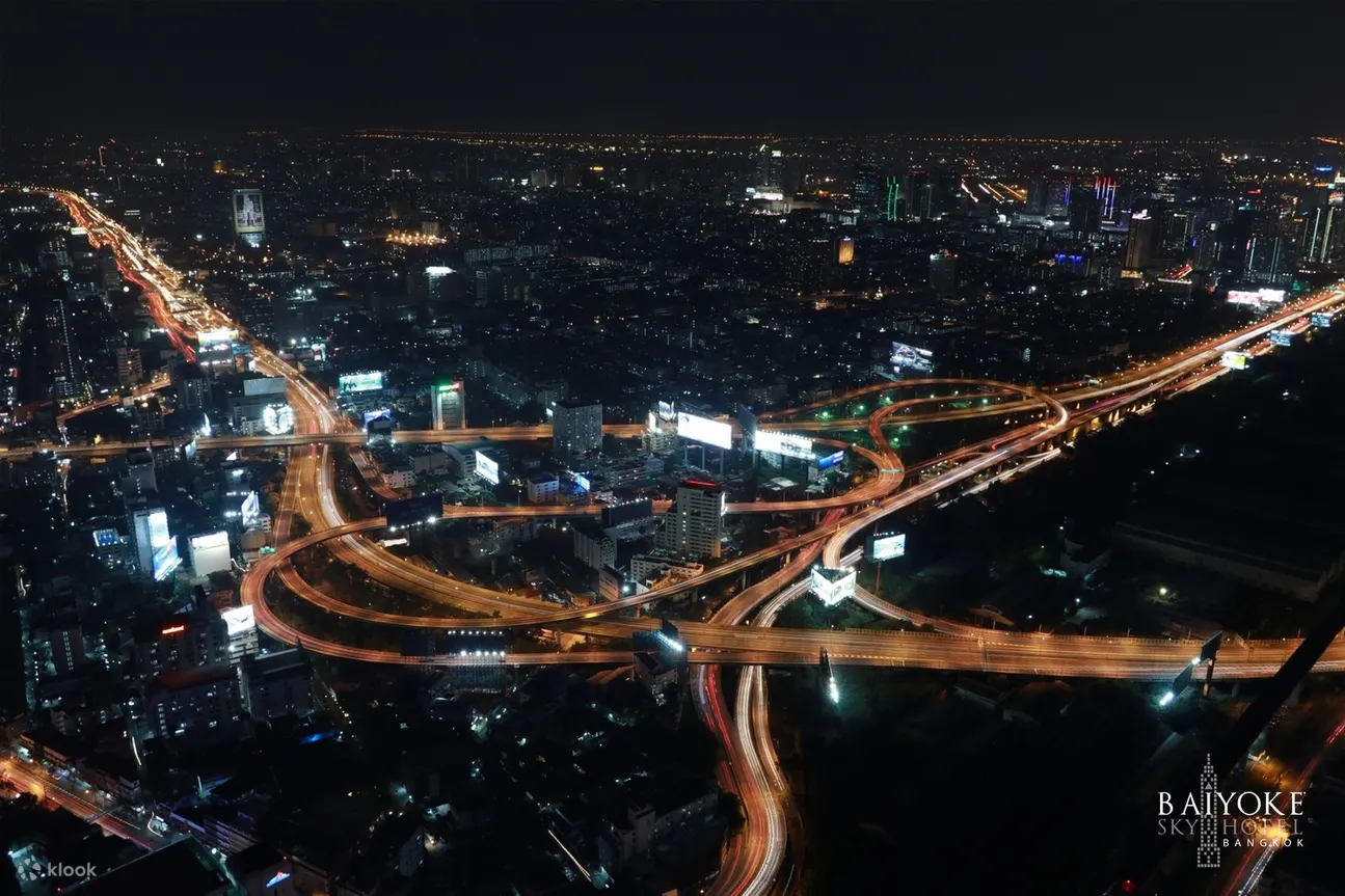 从彩虹天空酒店看曼谷的夜景