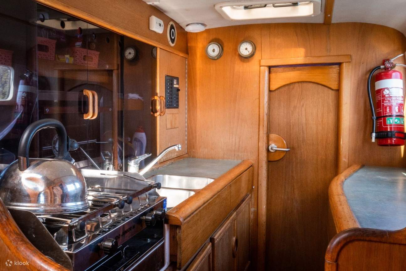 Dapur lengkap di katamaran