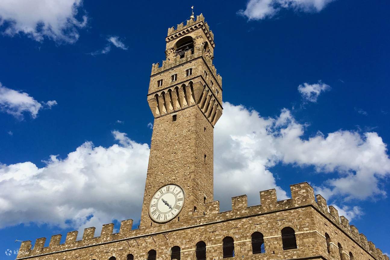 Admire la imponente presencia del Palazzo Vecchio, un rasgo distintivo del horizonte de Florencia