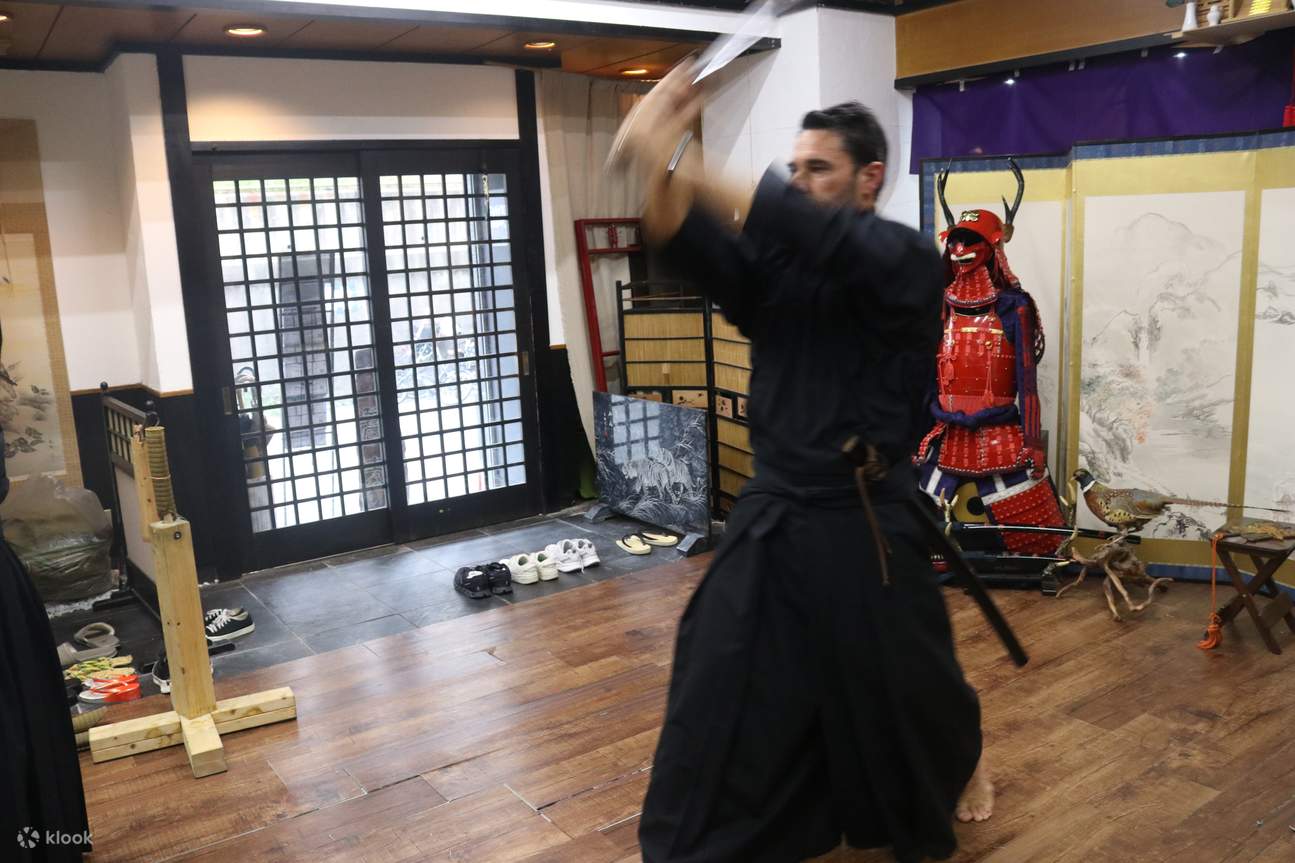 Trải nghiệm cắt kiếm Samurai trong trang phục Samurai gần Lâu đài Osaka