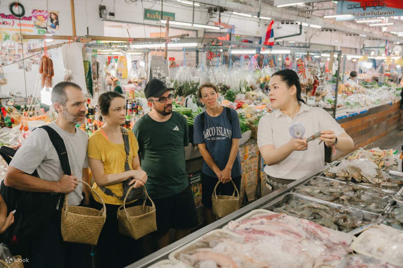 我們定期舉辦本地市場導覽團，讓您一窺泰國人的日常生活和文化。