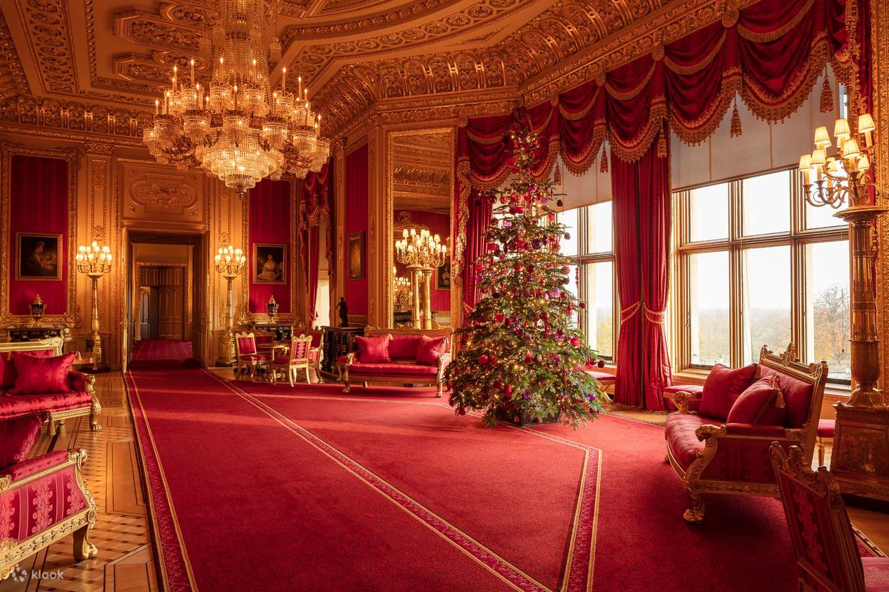 Erleben Sie die Weihnachtszauber im Crimson Drawing Room, der wunderschön für die Saison geschmückt ist.