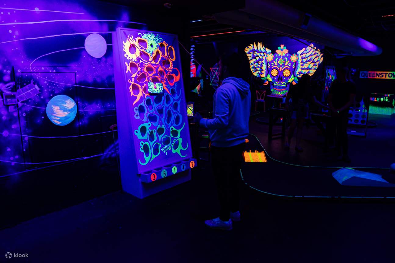Neon-Minigolfanlage