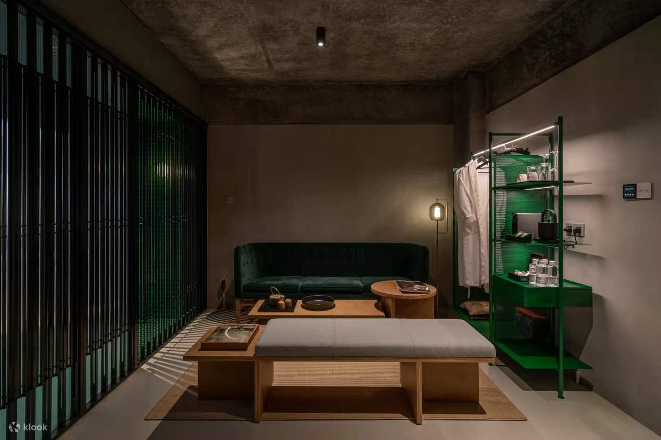 Jendela kaca besar yang menghadap ke timur dipasang di bagian atas area resepsionis. Di pagi hari, cahaya berkumpul di lobi, dan di malam hari, cahaya perlahan berpindah ke restoran, sehingga penumpang juga dapat merasakan pengalaman selama bertahun-tahun