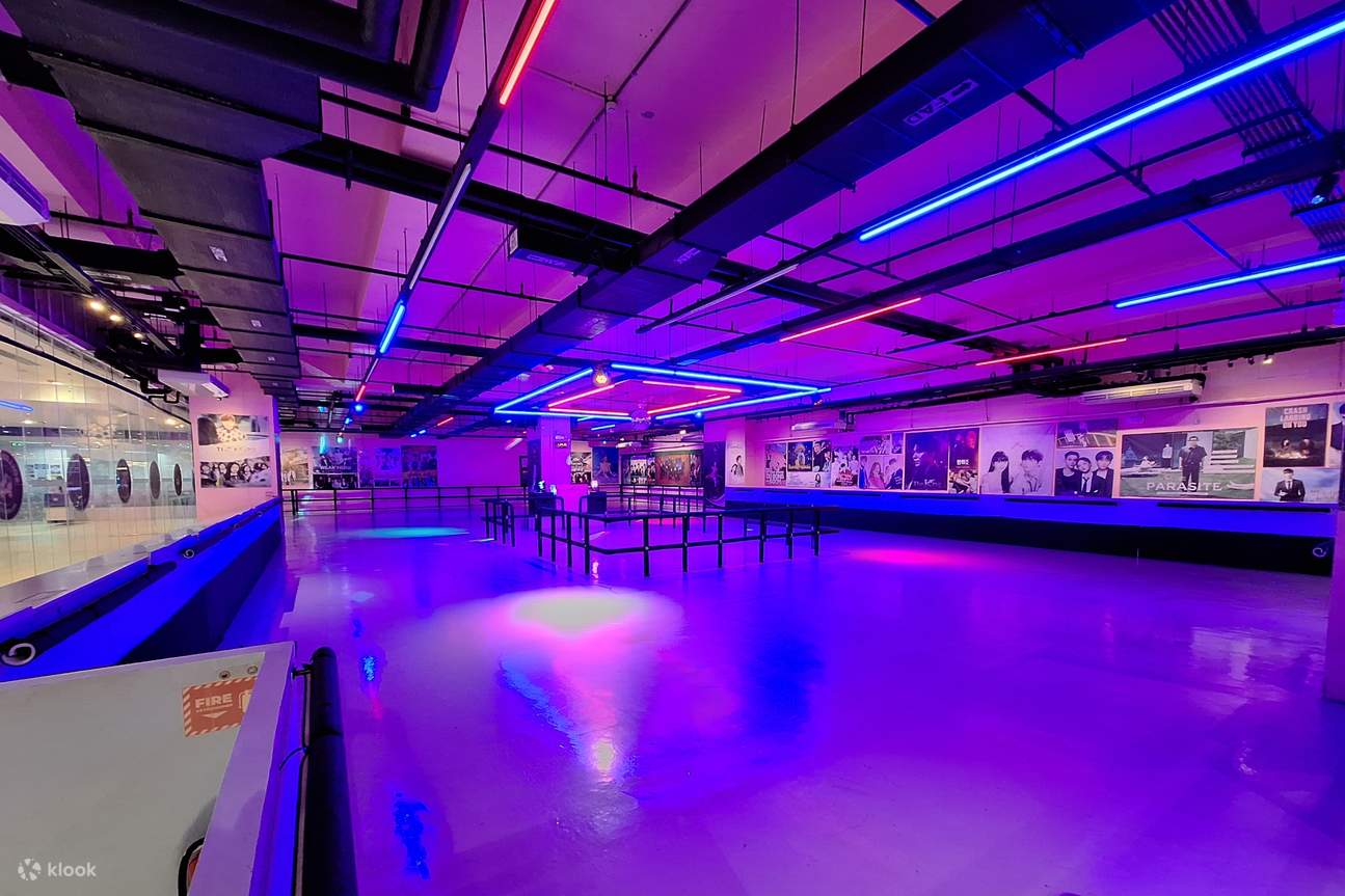 ลานสเก็ตที่มีแสงสีชมพูและสีฟ้านีออน