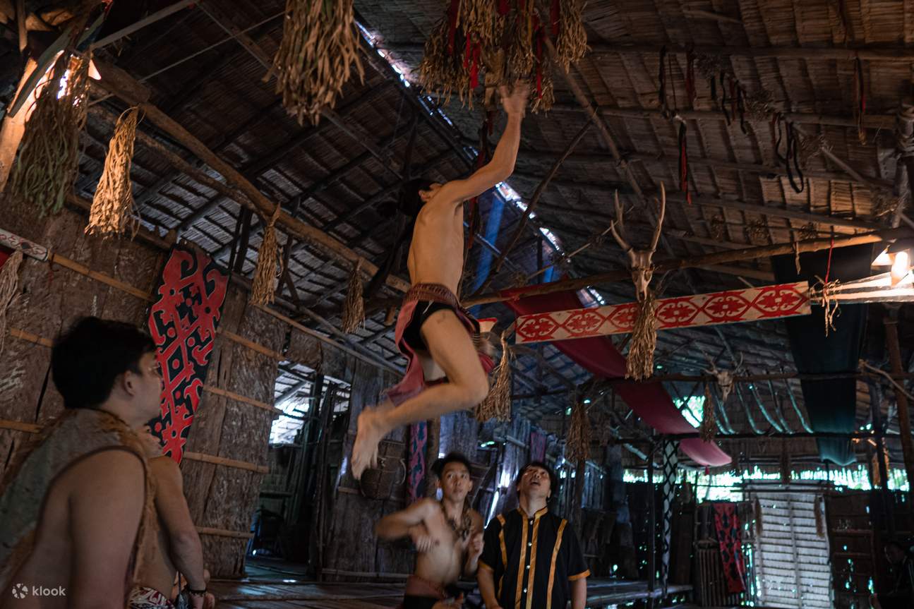 Представление в Длинном доме