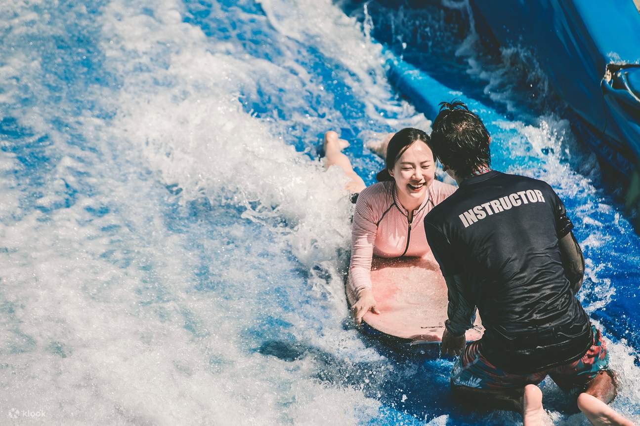 インストラクターの指導を受けながらフローライドを楽しむ女性