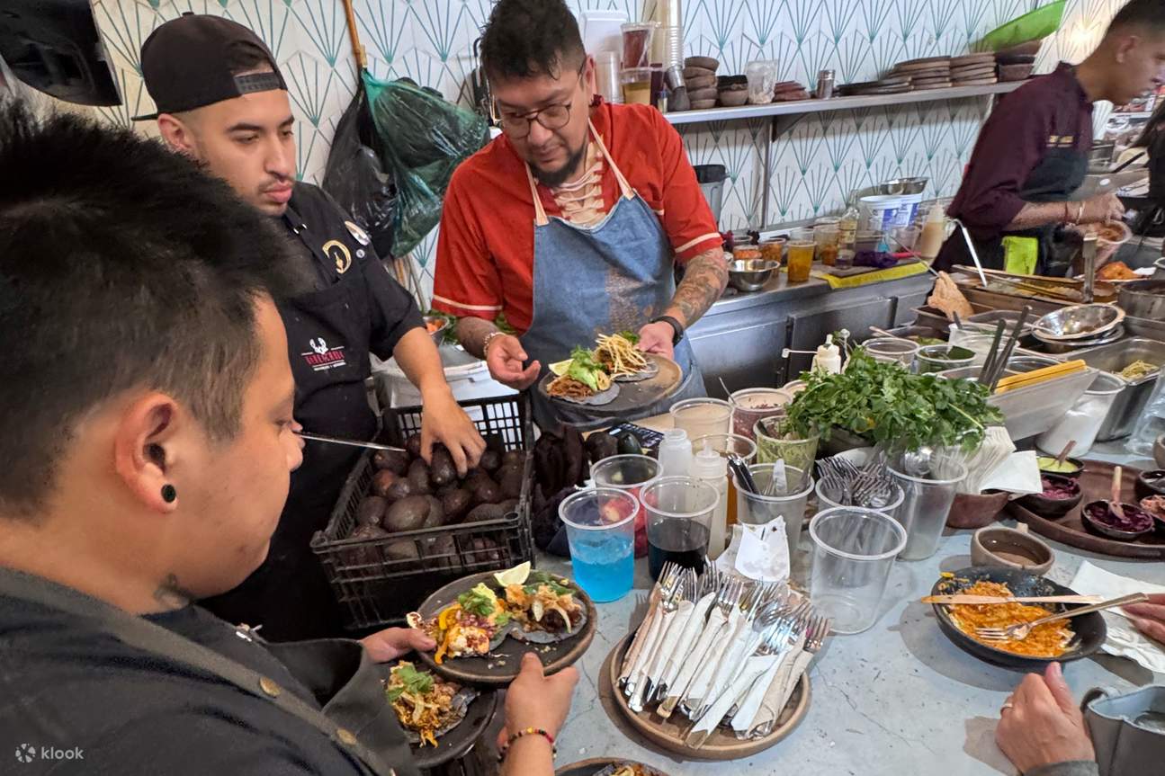 丁寧に盛り付けられた料理は、彩り豊かで風味豊か、そして食欲をそそります。