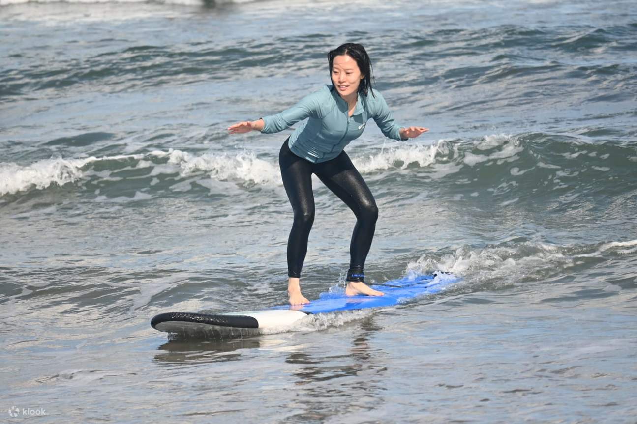 woman surfing lesson