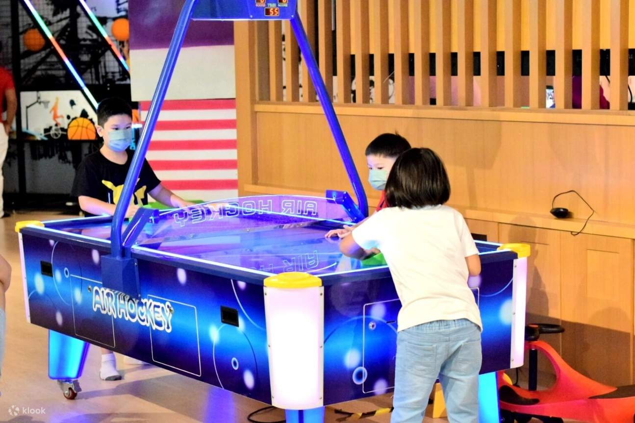 在马六甲Wonderpark与孩子们进行互动