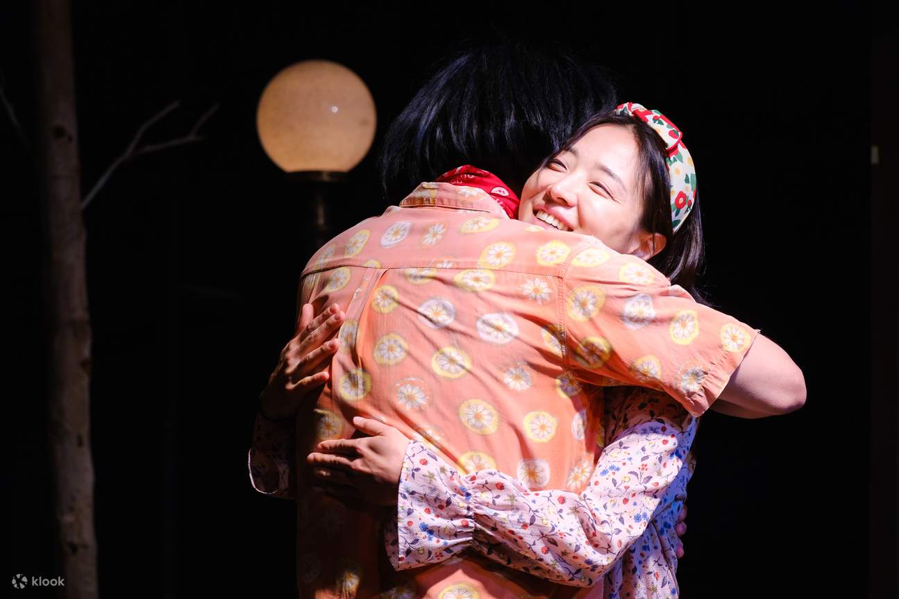 Pasangan duduk di bangku