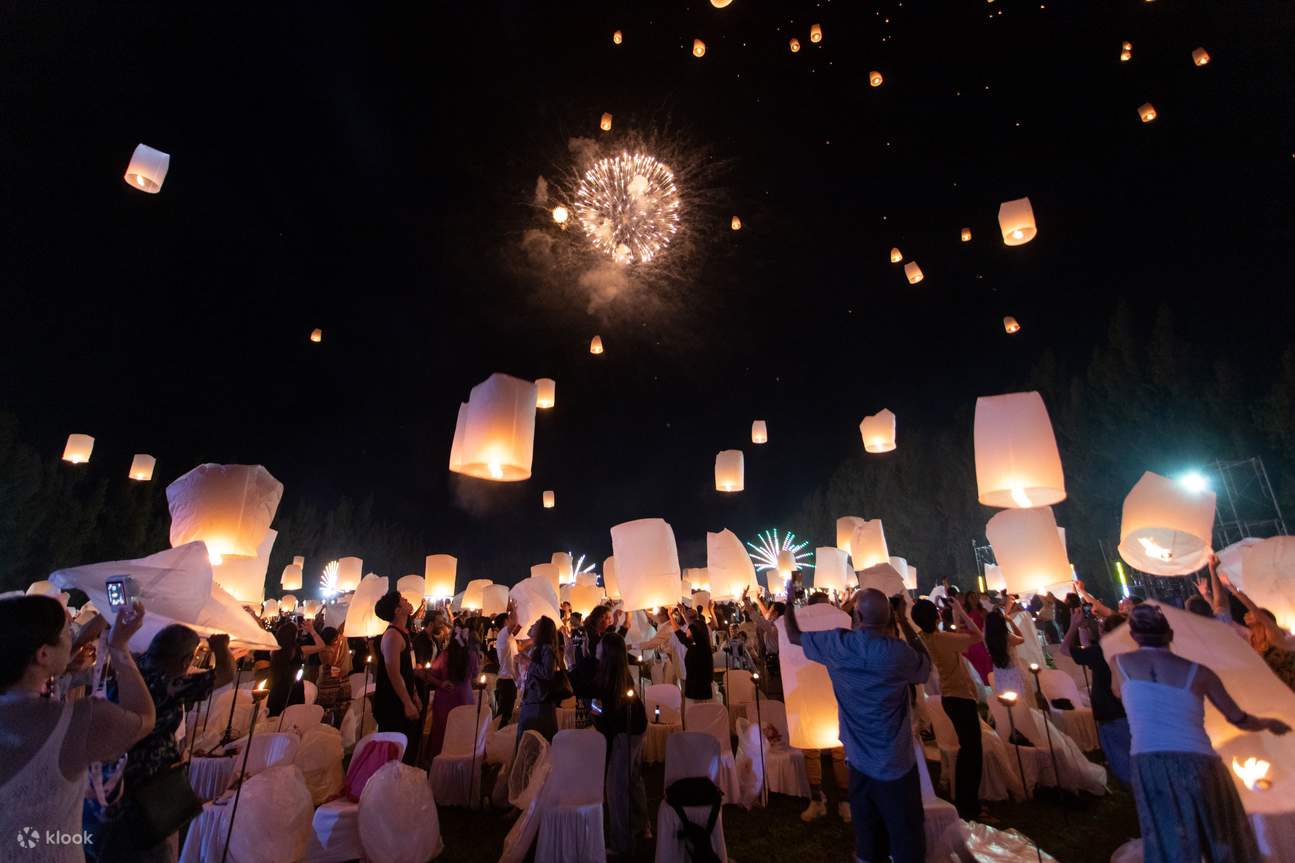 Mari menerbangkan lampion ke langit dengan indah, bersama dengan
kembang api dan cahaya yang megah serta mempesona.