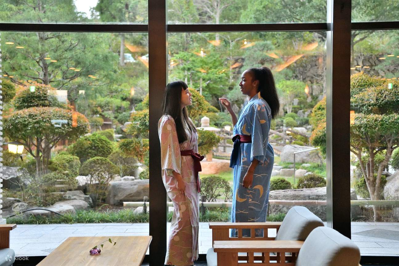 Проживание в отеле на две ночи и три дня, включая пять блюд японской кухни.