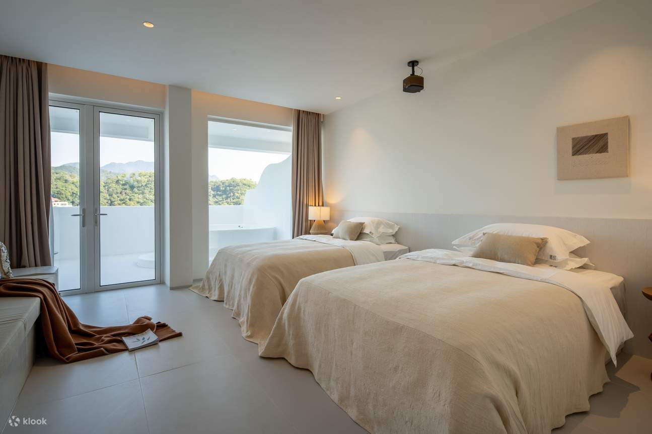 Bâtiment K · Chambre avec lit King Size et piscine à bulles avec vue latérale sur la mer K103