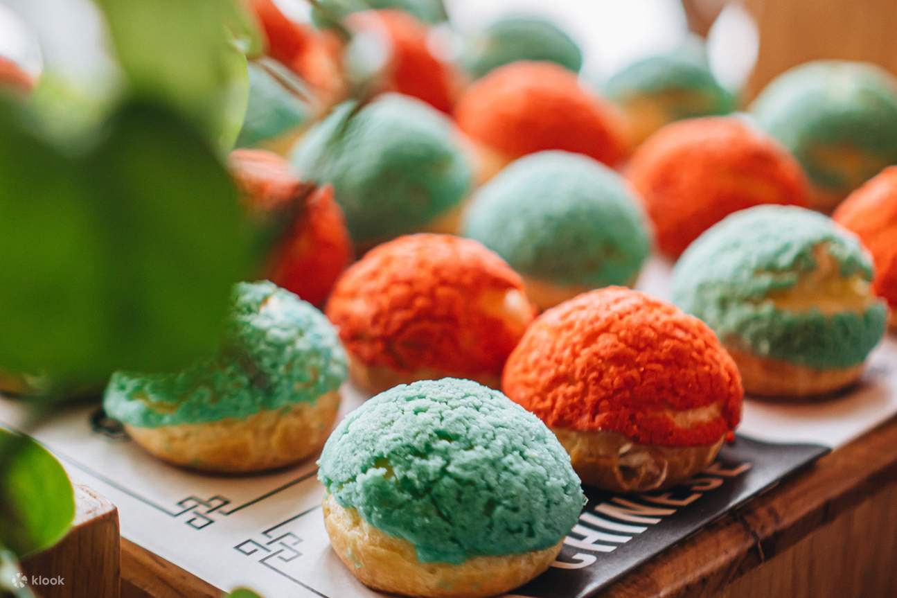 Eine lebhafte Auswahl an Donuts, die auf einem Tisch arrangiert sind und eine entzückende Vielfalt an Farben präsentieren.