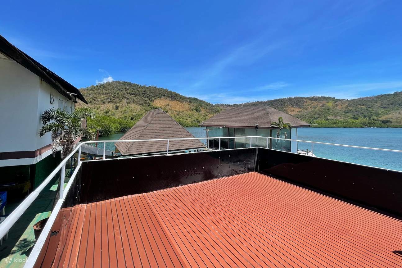 Excursion d'île en île à Coron en bateau privé à deux étages avec toboggan aquatique