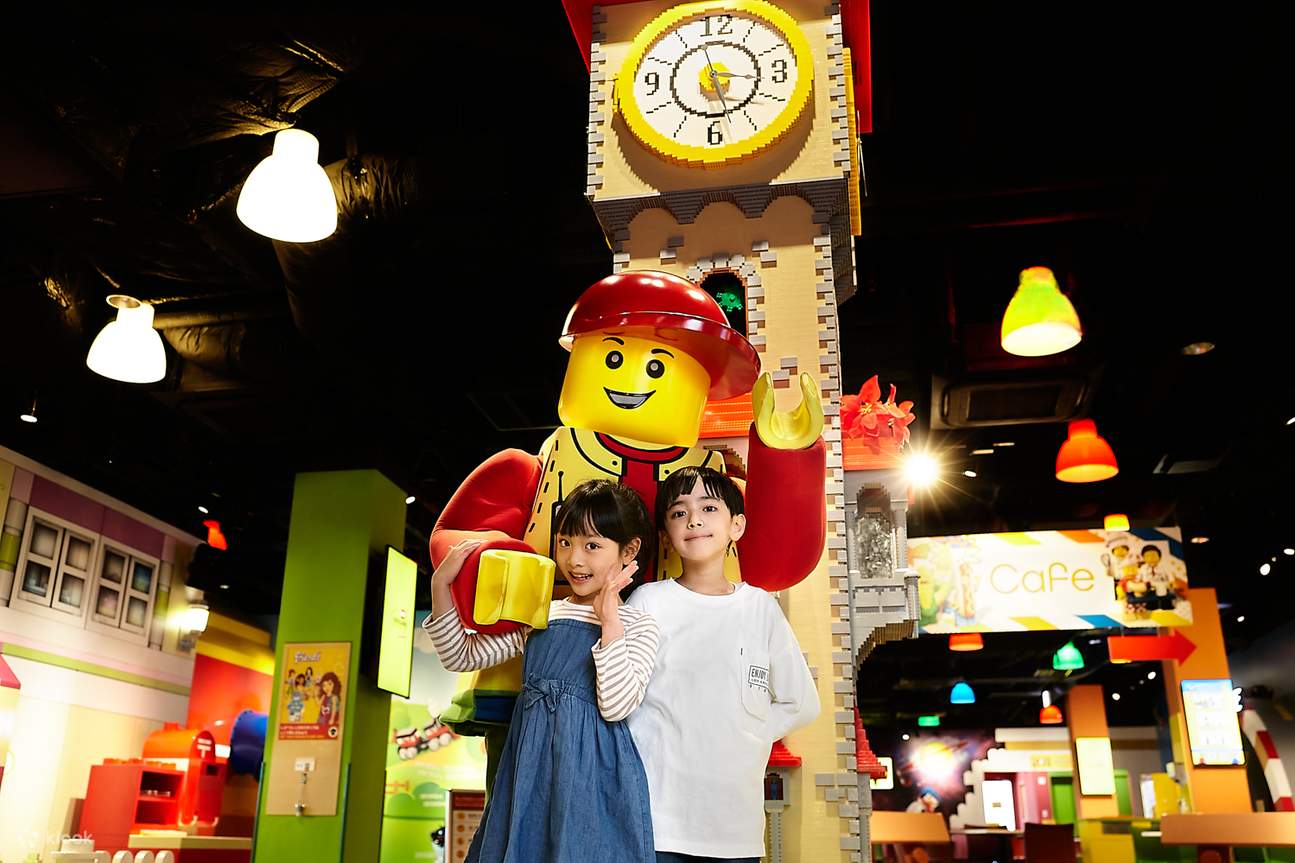 Гигантские часы Lego