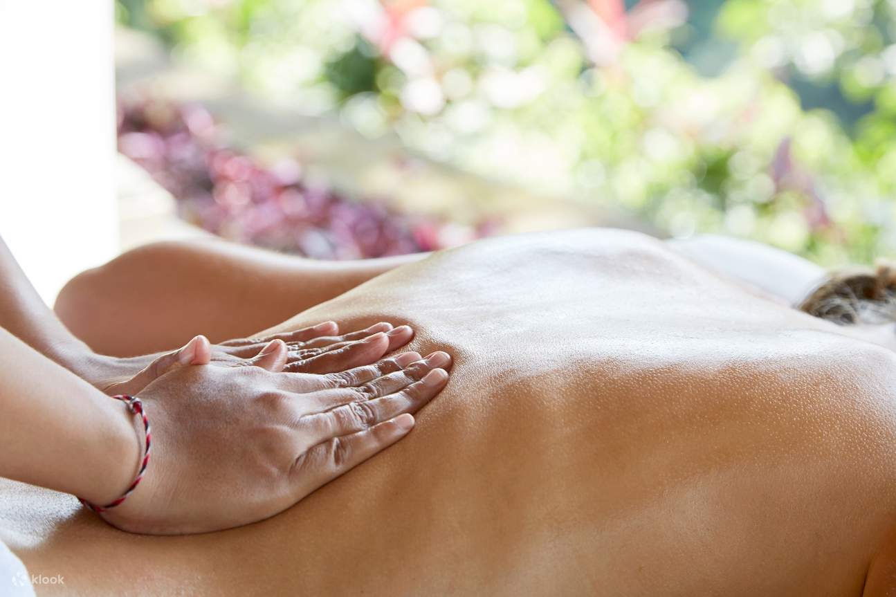 Hände massieren einen Rücken