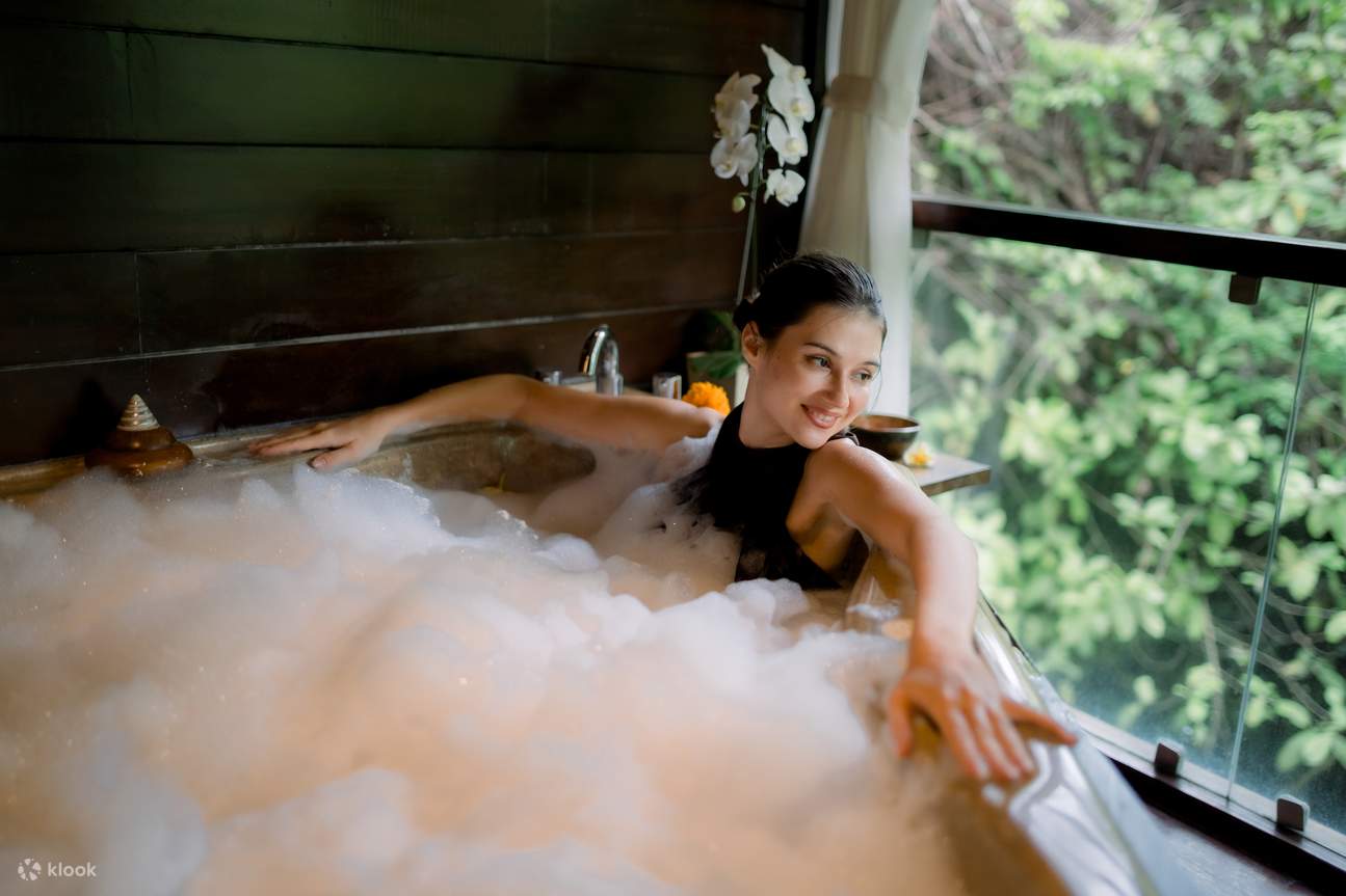 wanita di spa tab mandi panas