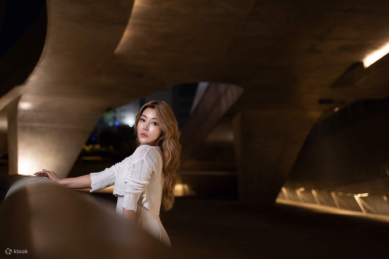 Những góc chụp độc đáo dưới Cầu Dongdaemun ở Seoul – buổi chụp ảnh đôi ban đêm đầy tâm trạng.