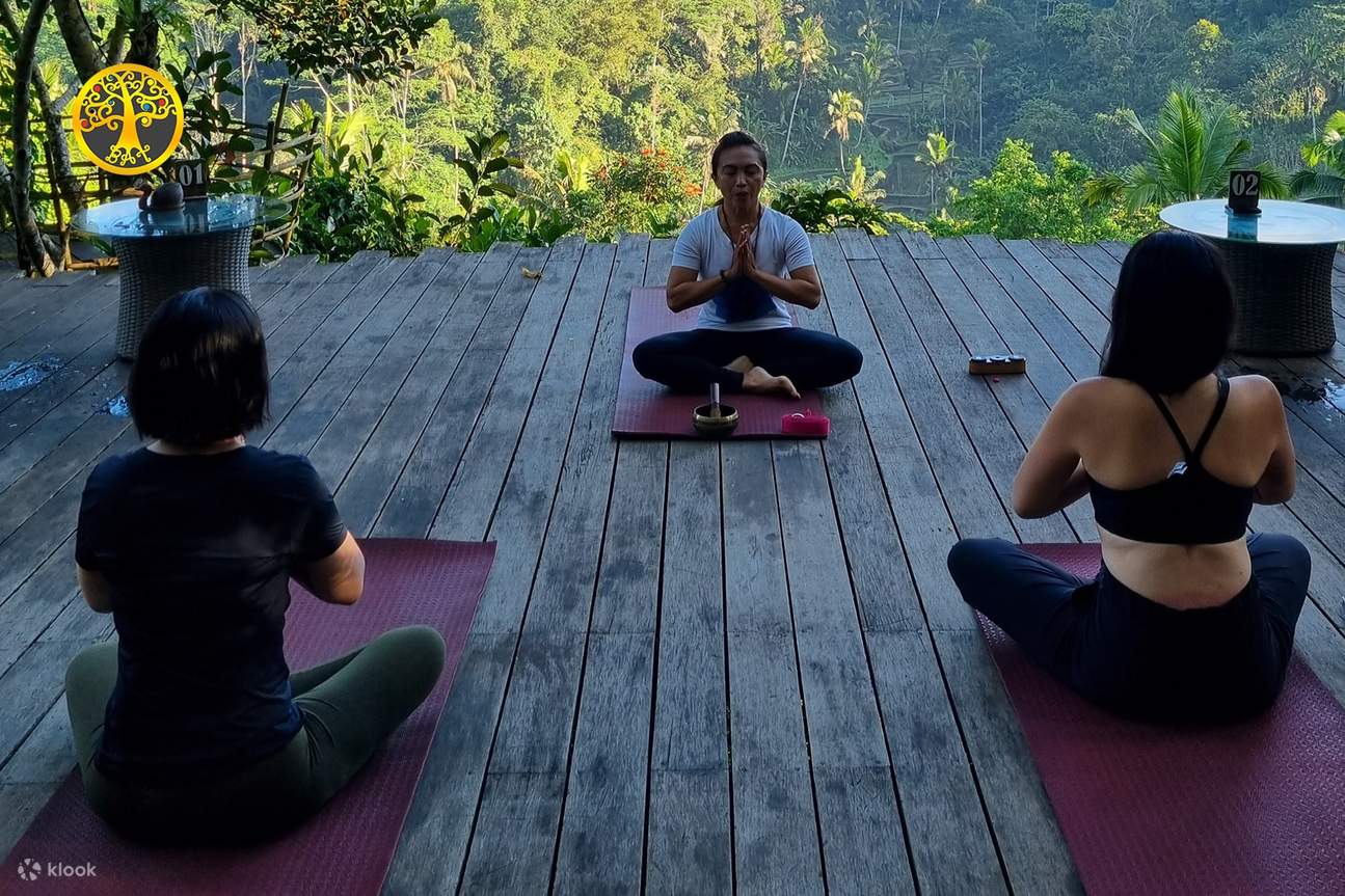 Yoga et méditation au lever du soleil dans la jungle d'Ubud