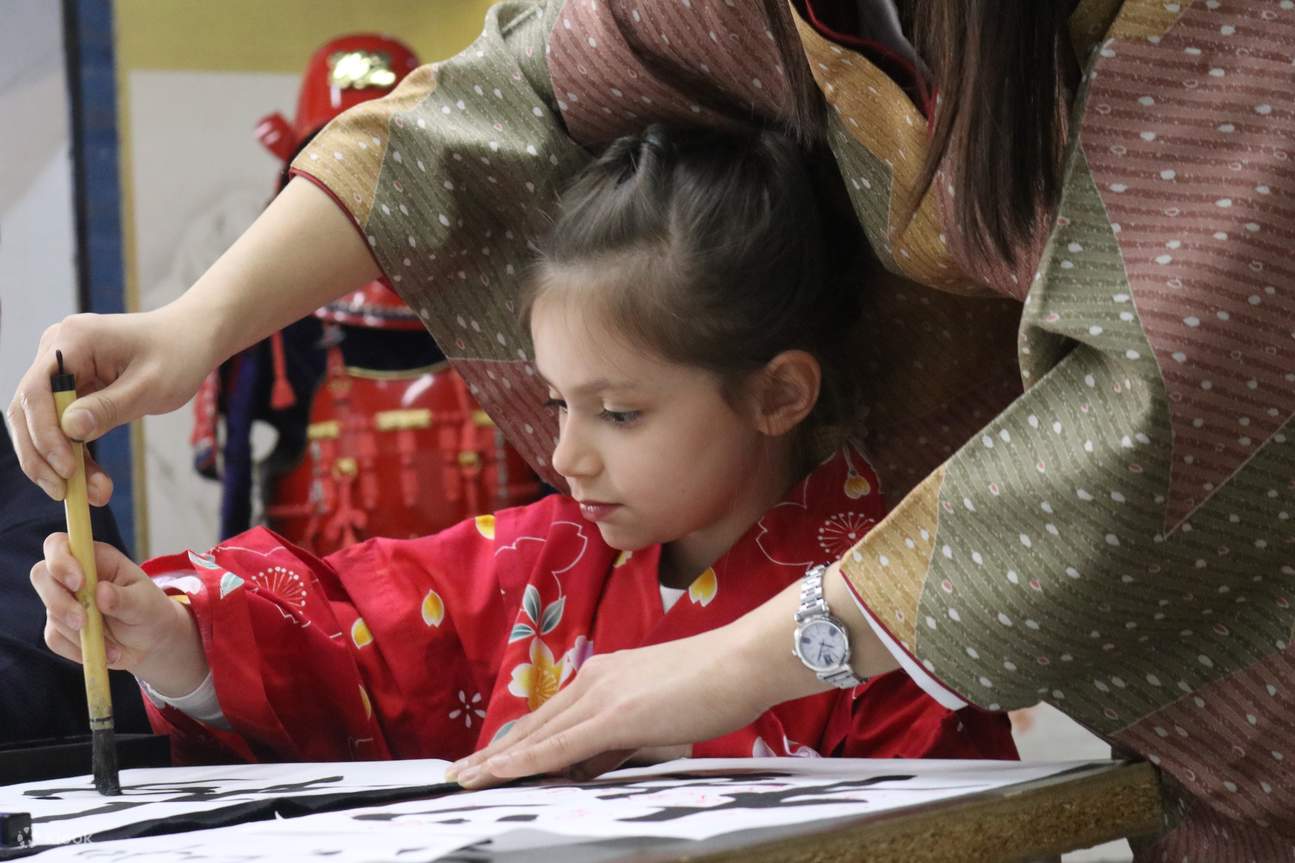 ➤ Share memories of your trip with your family and children
Calligraphy is a traditional culture that even small children can participate in and enjoy. In Japan, 6- to 8-year-olds are the most likely age group to start learning calligraphy.