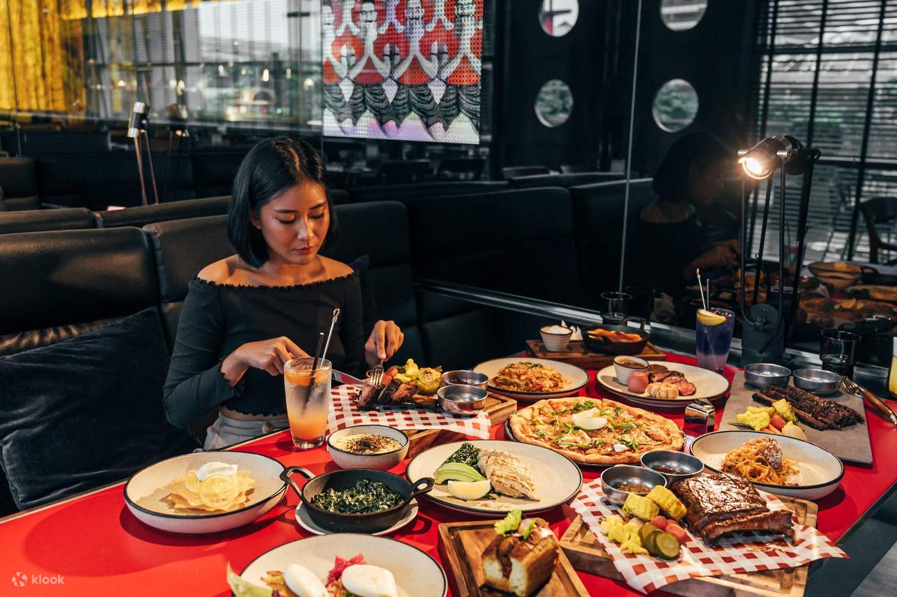 더 키친 테이블(W 방콕)의 팁시 카우