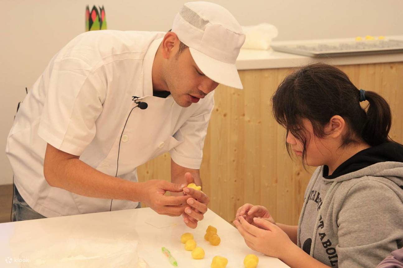 Vigor Kobo Pineapple Cake Museum Tour with DIY Pineapple Cake Making -  Klook United States