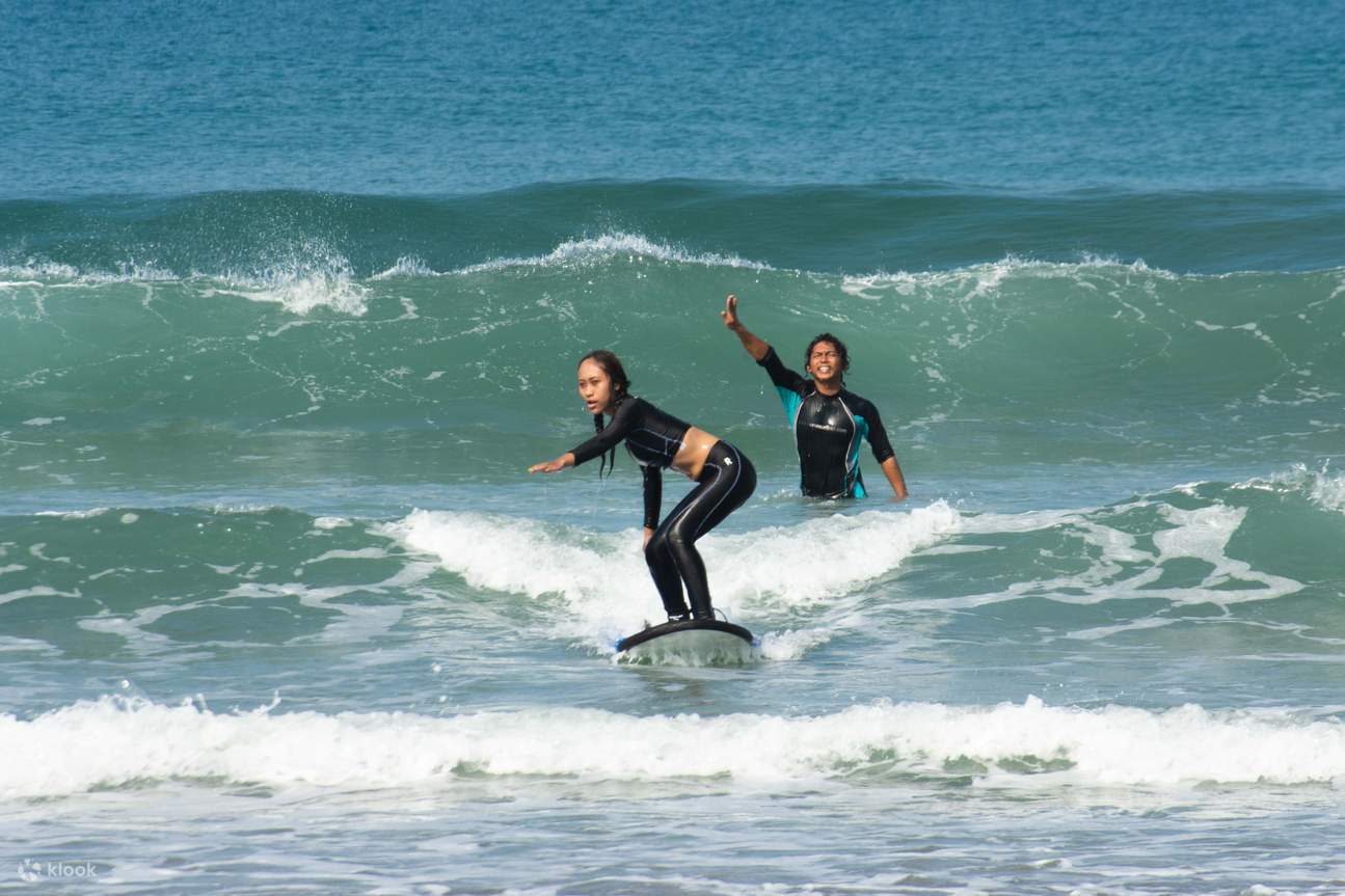 Surfunterricht in Seminyak Bali bei der Nuna Surfing School Klook