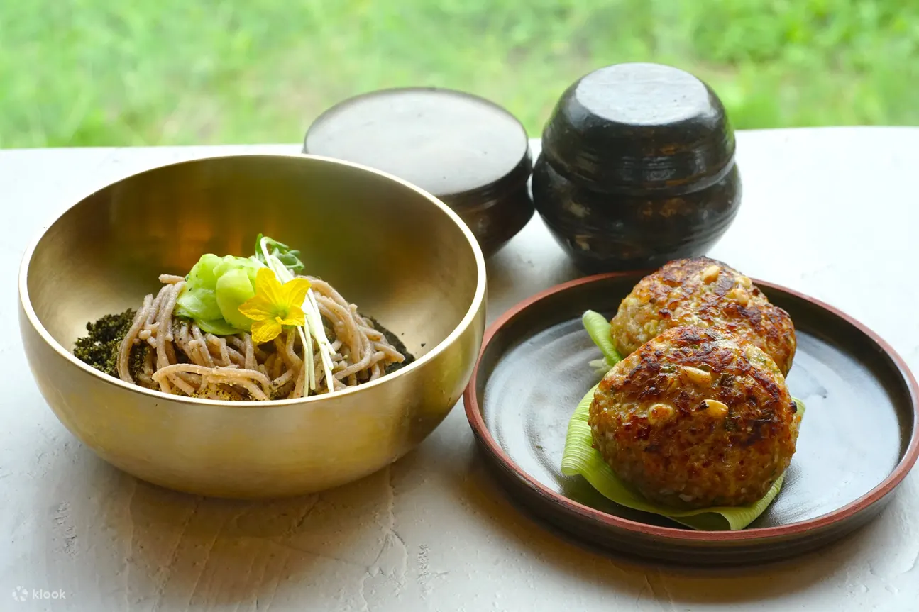 [11岁以上可参加/每人1份菜单] 济州荞麦面和猪肉烤排骨饼“Tteokgalbi”