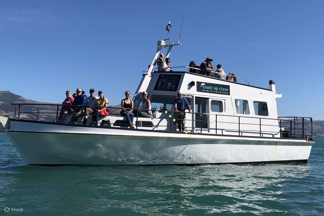 un grupo de turistas en un barco