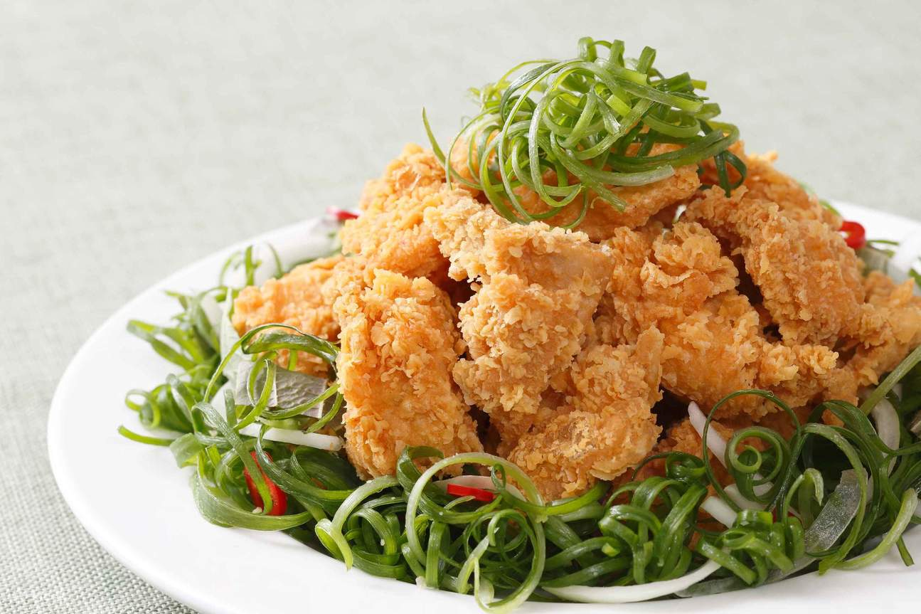 カリカリでジューシーな韓国風フライドチキンはいかがですか？定番のヤンニョム（甘辛）から、醤油ガーリック、チーズパウダー味まで、弘大（ホンデ）、江南（カンナム）、釜山（プサン）、大邱（テグ）、済州（チェジュ）などで最高のフライドチキンを見つけましょう。広安里（クァンアンリ）の人気パブや話題のレストランで食事をお楽しみください。